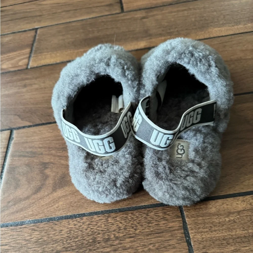 UGG Fluff fury slipper Sandals Grey size youth 4